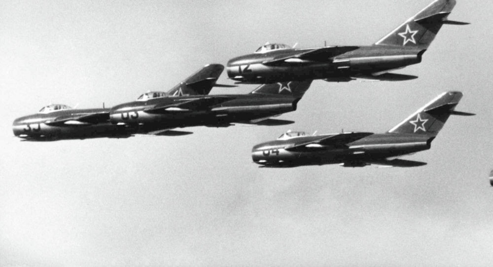 Phi đội bay của không quân Triều Tiên ở thời kỳ đỉnh cao có số lượng lớn thứ hai ở Đông Á chỉ sau Trung Quốc, được trang bị các máy bay hiện đại và có khả năng tác chiến hiện đại hơn nhiều so với cả máy bay của chính Trung Quốc.