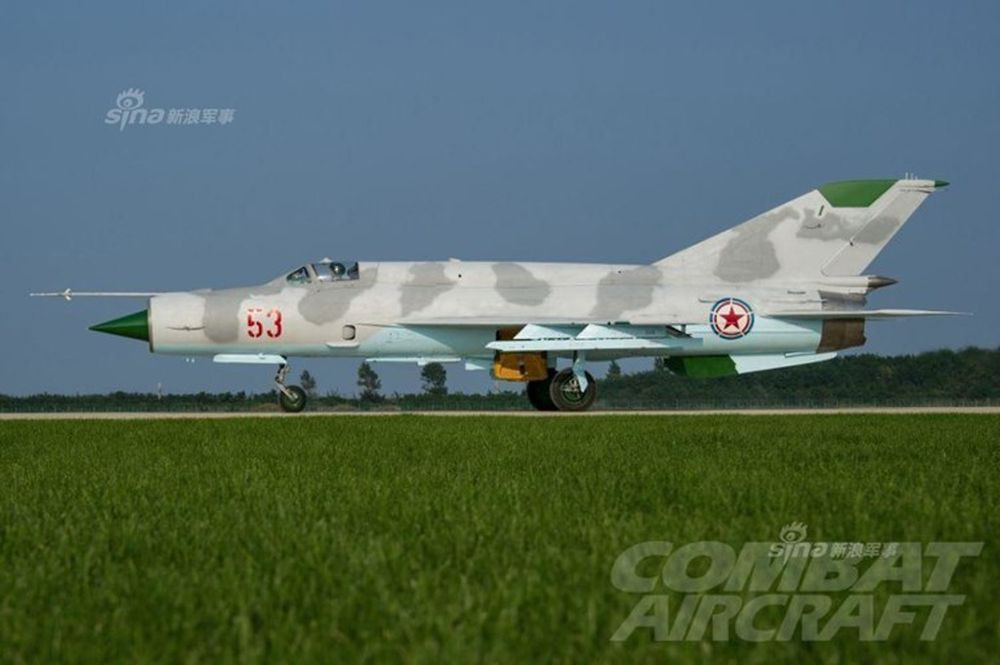 Việc Liên Xô tan rã đã khiến Bình Nhưỡng phải tăng chi tiêu quốc phòng từ năm 1992 và nước này đã kịp mua cả máy bay phản lực MiG-29, MiG-21BiS thế hệ thứ ba cải tiến cũng như dây chuyền sản xuất máy bay thế hệ thứ tư, trước khi thảm họa thiên nhiên làm trầm trọng thêm cuộc khủng hoảng kinh tế ở Triều Tiên năm 1995.