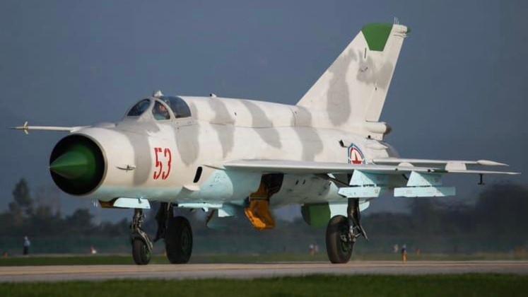 Sau khi Chiến tranh Lạnh kết thúc, đối mặt với thảm họa thiên tai nghiêm trọng kéo dài 3 năm cùng với áp lực lớn từ các lệnh trừng phạt kinh tế của phương Tây và mất đi các đối tác thương mại chính từ Hiệp ước Warsaw trước đây, nền kinh tế của Triều Tiên rơi vào tình trạng sa sút.