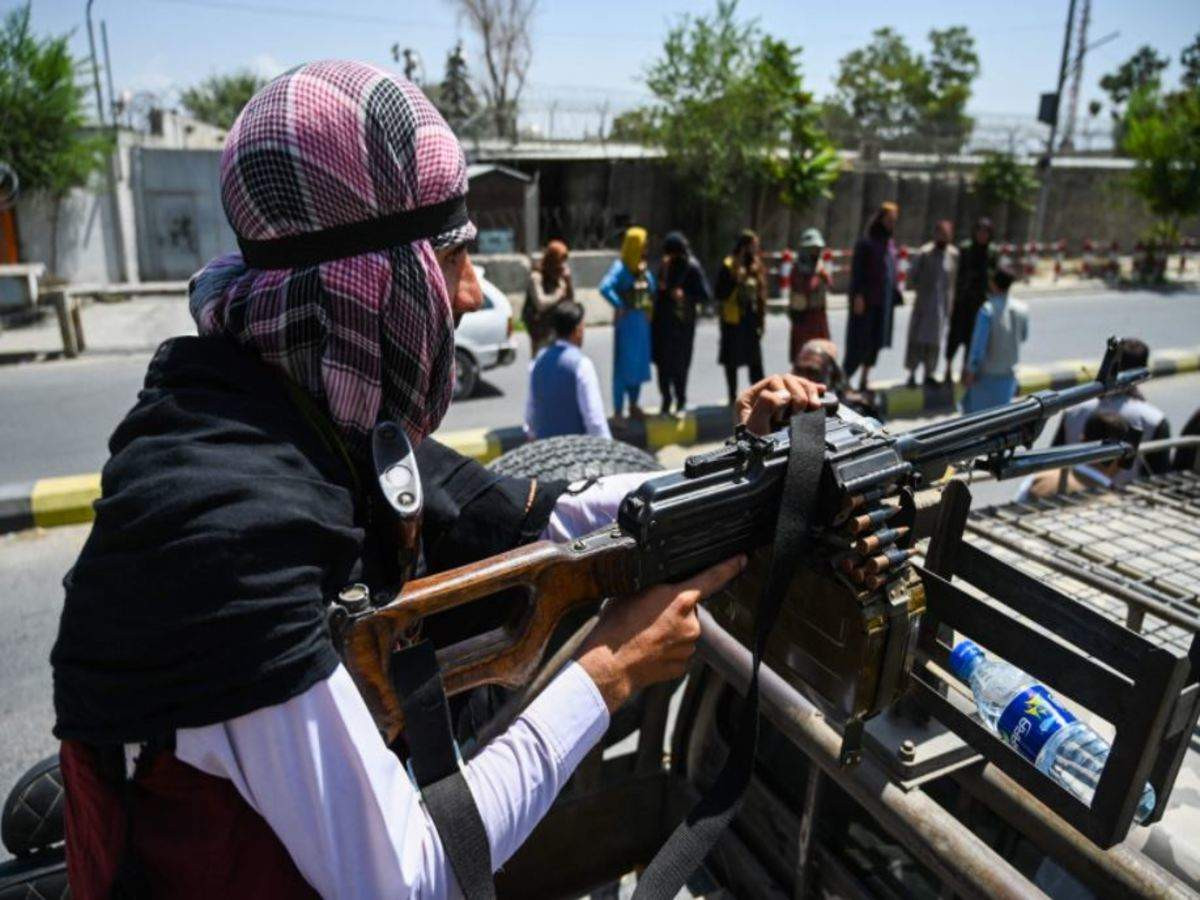 Thứ ba là từ hoạt động tống tiền và thuế, giá trị khoảng 160 triệu đô la. Giống như một chính phủ, Taliban đánh thuế người dân và các ngành công nghiệp đang phát triển ở Afghanistan dưới sự kiểm soát của họ. Họ thậm chí còn phát hành biên lai nộp thuế chính thức.