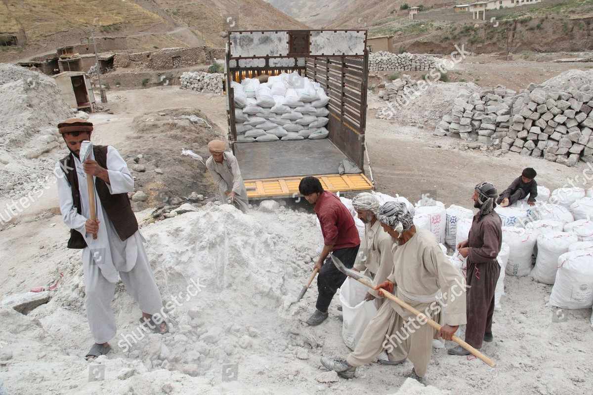 Cả các hoạt động khai thác khoáng sản quy mô nhỏ và các công ty khai thác lớn của Afghanistan đều trả tiền cho các chiến binh Taliban để họ duy trì hoạt động kinh doanh. Những người không trả tiền đã phải đối mặt với những lời đe dọa chết chóc.