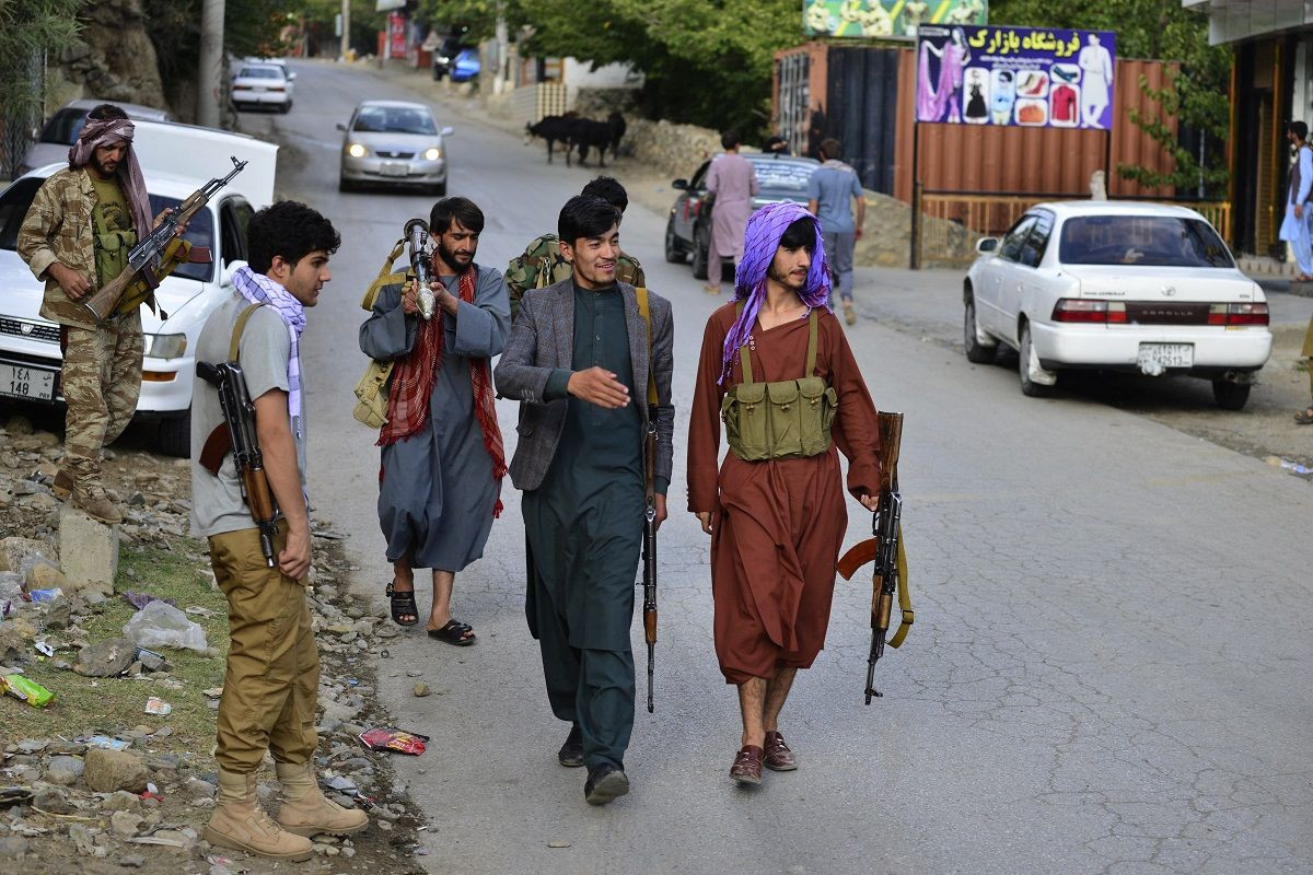 Thu nhập ròng từ xuất khẩu của Taliban được cho là khoảng 240 triệu USD một năm. Con số này bao gồm cả việc xuất khẩu cây thuốc phiện và khoáng sản bị cướp phá, vì vậy có thể có sự trùng lắp về tài chính với doanh thu từ thuốc và doanh thu từ khai thác.