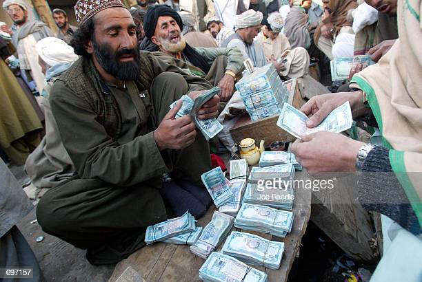 Các công dân tư nhân từ Ả Rập Saudi, Pakistan, Iran và một số quốc gia vùng Vịnh Ba Tư cũng hỗ trợ tài chính cho Taliban, đóng góp thêm khoảng 60 triệu USD hàng năm cho mạng lưới Haqqani do Taliban liên kết, theo các cơ quan chống khủng bố của Mỹ tiết lộ.