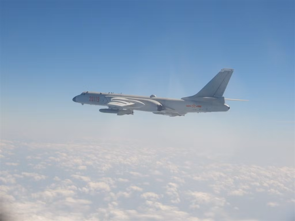 Ngoài việc phô trương sức mạnh quân sự, các cuộc xâm nhập liên tục vào vùng trời của Đài Loan, của các loại máy bay chiến đấu và máy bay ném bom; cùng với đó là việc triển khai chiến đấu cơ tàng hình J-20; đây là tín hiệu, để báo hiệu sự không hài lòng về việc Mỹ ngày càng ủng hộ hòn đảo này.