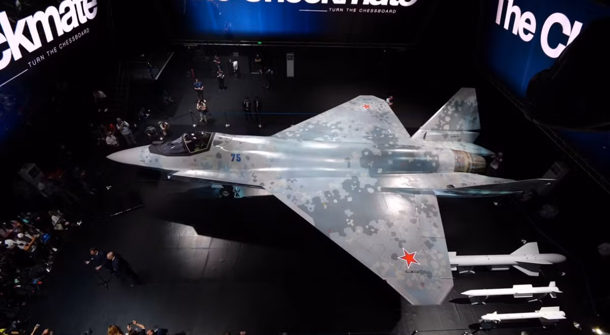 Ông Chemezov nhấn mạnh rằng máy bay Checkmate được phát triển rất nhanh vì nó dựa trên các công nghệ đã được phát triển cho Su-57. Máy bay chiến đấu được trưng bày với vũ khí trang bị tiêu chuẩn cho máy bay chiến đấu thế hệ thứ tư của Nga, bao gồm tên lửa tầm nhiệt R-73 và radar chủ động R-77, tên lửa hành trình chống hạm Kh-59MK.