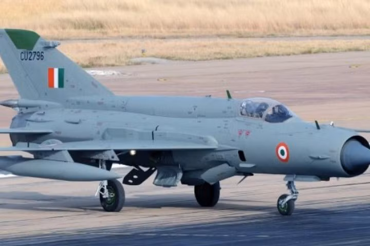 Ấn Độ đặc biệt có ý định mở rộng số lượng phi đội máy bay chiến đấu trong biên chế, đồng thời cho loại biên các máy bay cũ kỹ từ thời Chiến tranh Lạnh như MiG-21 và Mirage 2000.