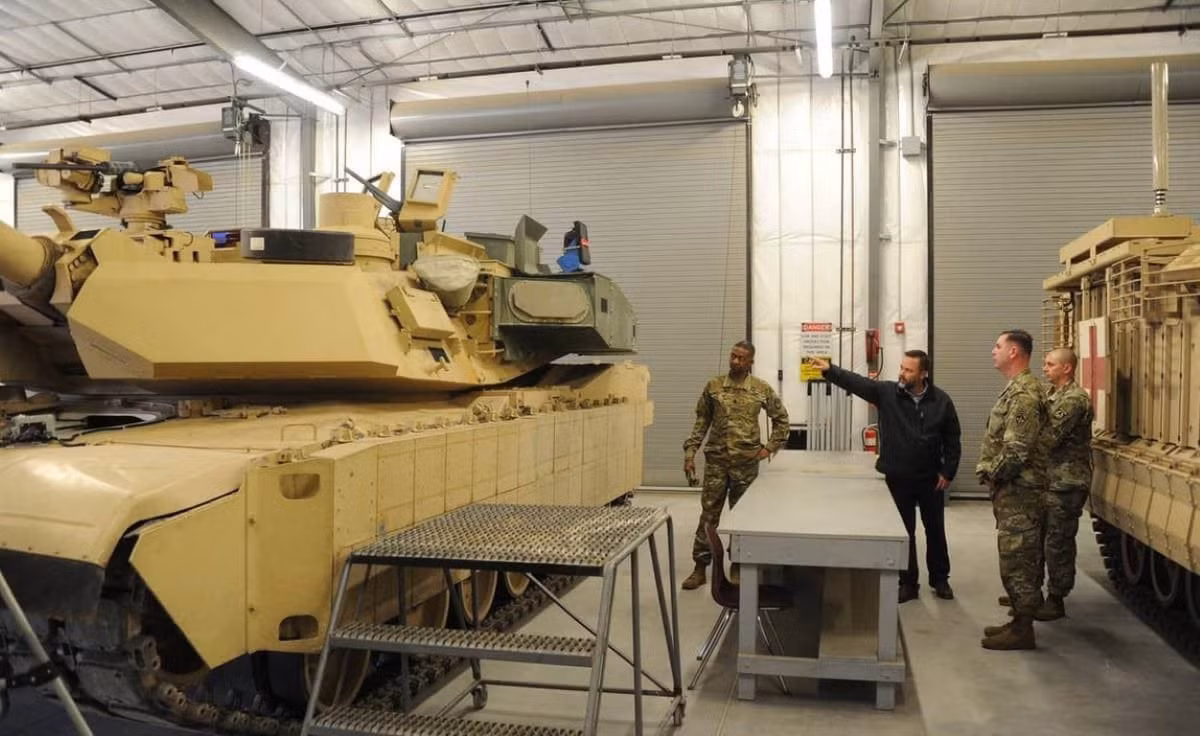 M1A2SEPv3 là loại xe nặng nhất trong gia đình "Abrams". Các tính năng mới của xe tăng là giáp dày hơn, thiết bị điện tử mới nhất và động cơ phụ tốt hơn, nhưng trọng lượng của nó gần 74 tấn. 