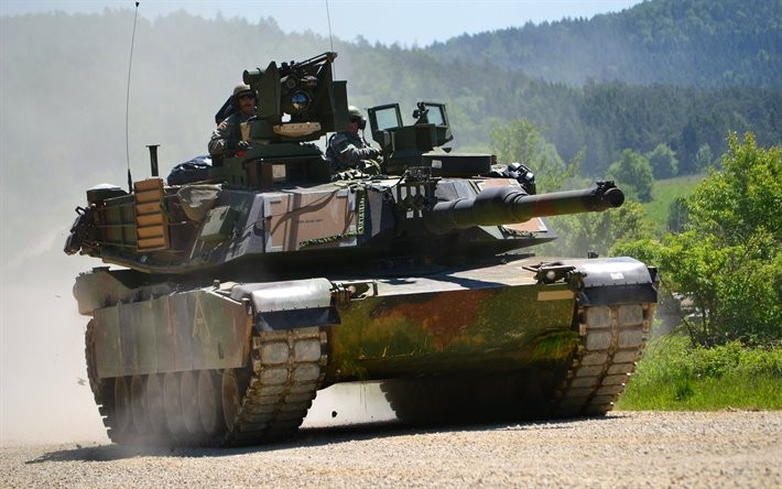 M1A1 là phiên bản cải tiến của xe tăng M1 Abrams, lần đầu tiên được đưa vào trang bị cho Quân đội Mỹ vào năm 1980. Chiếc xe tăng M1 đầu tiên được trang bị pháo 105mm L7, toàn bộ trọng lượng chiến đấu của xe nặng khoảng 60 tấn.