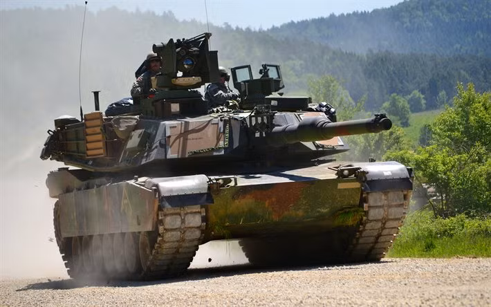 M1A1 là phiên bản cải tiến của xe tăng M1 Abrams, lần đầu tiên được đưa vào trang bị cho Quân đội Mỹ vào năm 1980. Chiếc xe tăng M1 đầu tiên được trang bị pháo 105mm L7, toàn bộ trọng lượng chiến đấu của xe nặng khoảng 60 tấn.