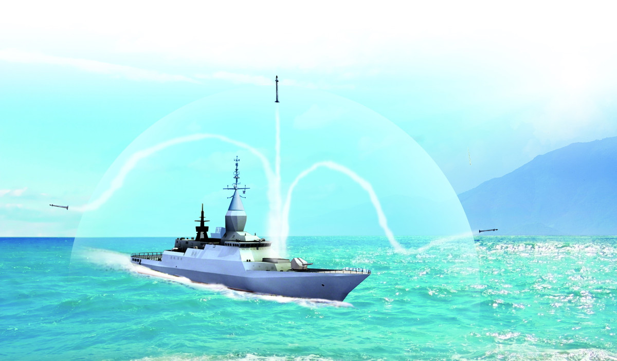 Không chỉ có radar mảng pha chủ động mảng bốn mặt, mà còn có 72 tên lửa phòng không và 20 tên lửa chống hạm, pháo chính, pháo phụ, ngư lôi, đạn gây nhiễu và trực thăng hoạt động trên tàu sân bay; trang hỏa lực vượt qua khinh hạm cỡ lớn 4.000-5.000 tấn của các nước khác, đạt ngang tầm tàu khu trục tên lửa dẫn đường.