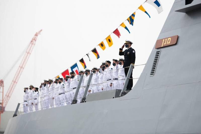 Khinh hạm Saar 6 được chế tạo trên cơ sở khinh hạm hạng nhẹ lớp Braunschweig của Đức, có thiết kế tàng hình tương đối tốt; với lượng choán nước đầy tải hơn 2.000 tấn, có thể đáp ứng cho Hải quân Israel lắp đặt nhiều loại vũ khí và thiết bị điện tử tiên tiến do Israel phát triển. 