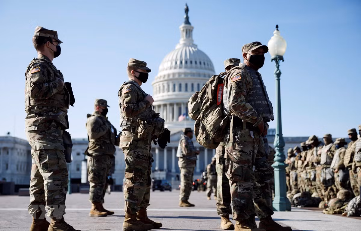 Lực lượng Vệ binh quốc gia đã được điều động đến thủ đô Washington D.C chưa từng có trong lịch sử. Trước đó, Thị trưởng thành phố đã yêu cầu cần vài trăm binh sĩ tuy nhiên quân số lính đang túc trực tại thủ đô nước Mỹ đã lên tới 25.000 để đề phòng mọi trường hợp xấu nhất.