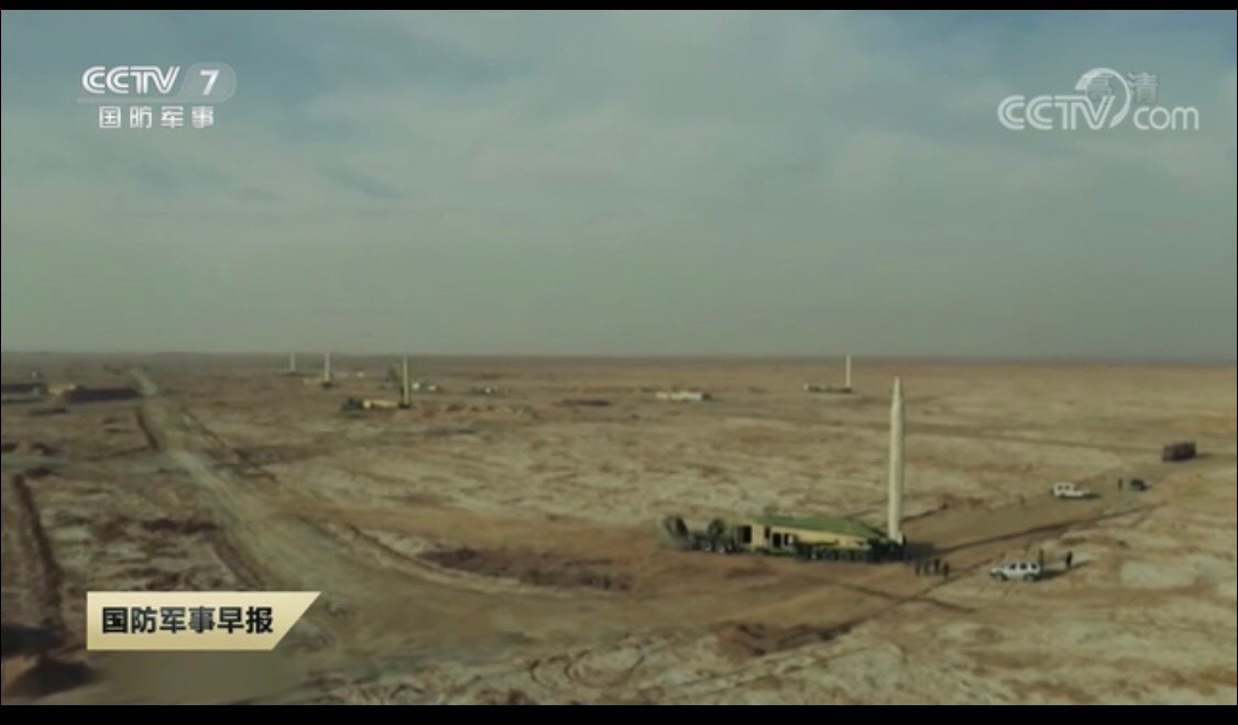 Tham mưu trưởng lực lượng vũ trang Iran - Mohammad Bagheri, Tổng tư lệnh lực lượng vệ binh - Hossein Salami và Tư lệnh Hàng không vũ trụ - Amirali Hajizadeh đã cùng nhau có mặt và quan sát cuộc tập trận quy mô này. Ảnh: Hàng loạt tên lửa đạn đạo Iran được đưa vào trạng thái sẵn sàng phóng