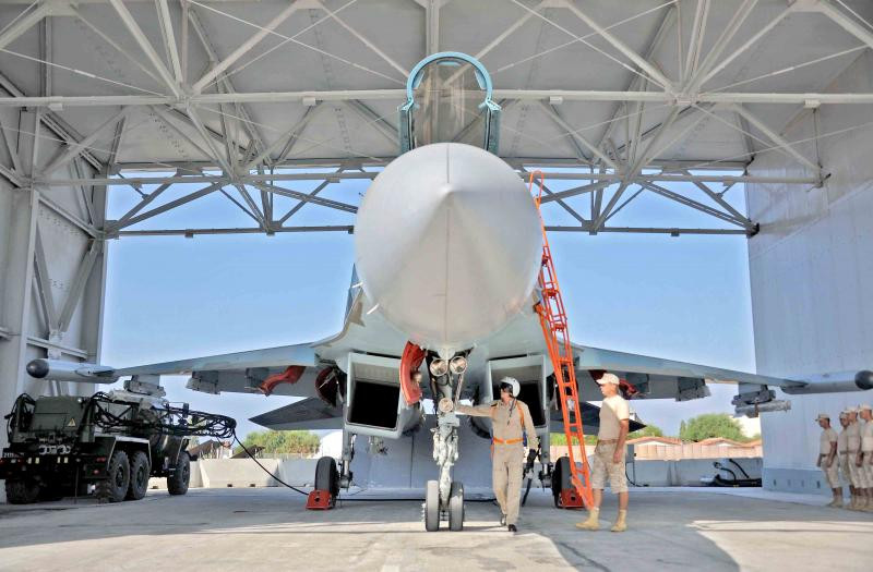 Trong khi kho vũ khí của Su-35 cũng bao gồm khả năng phóng tên lửa hành trình P-800 và Kh-59; tuy nhiên các máy bay chiến đấu Su-35 của Nga, chủ yếu được sử dụng trong các vai trò chiếm ưu thế trên không.