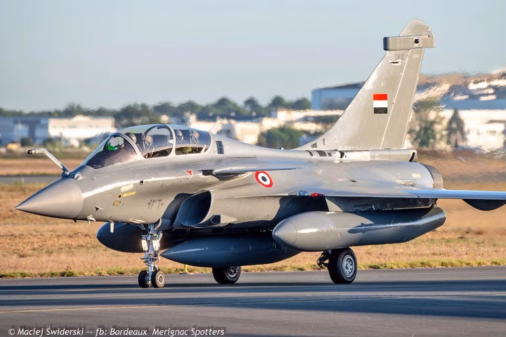 Đây là thương vụ mua chiến đấu cơ Rafale thứ hai mà Ai Cập ký với Pháp trong vòng 5 năm trở lại đây. Sau khi ký thỏa thuận vào ngày 4/5, Bộ Quốc phòng Ai Cập tuyên bố rằng, việc mua Rafale sẽ được tài trợ, thông qua một khoản vay do Chính phủ Pháp bảo lãnh, và được hoàn trả trong 10 năm tới.