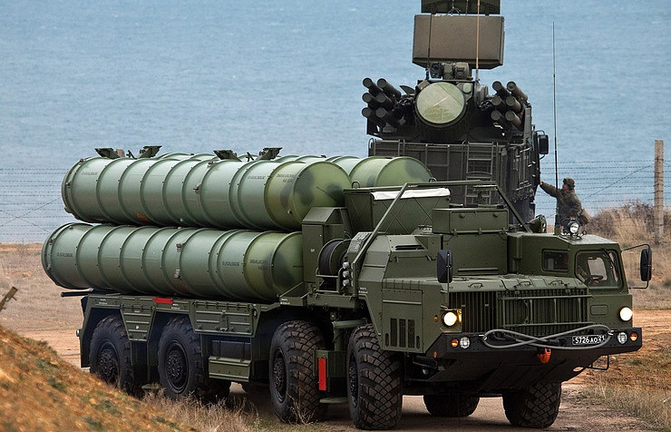 Hệ thống S-400 giúp Belarus bù đắp cho việc thiếu một phi đội máy bay chiến đấu lớn và S-400 được coi là phương án tối ưu nhất để cung cấp một phương tiện bảo vệ không phận nước này hiệu quả hơn về chi phí, so với việc bổ sung các đơn vị máy bay chiến đấu.