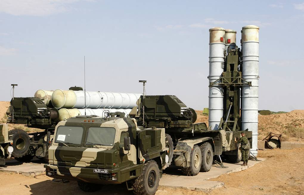 Thứ hai là hệ thống phòng không tầm xa S-400, Belarus là khách hàng đầu tiên đặt mua hệ thống phòng không S-400 của Nga và là một trong bốn quốc gia đang triển khai hệ thống này hoạt động cùng với Trung Quốc, Algeria và chính Nga.