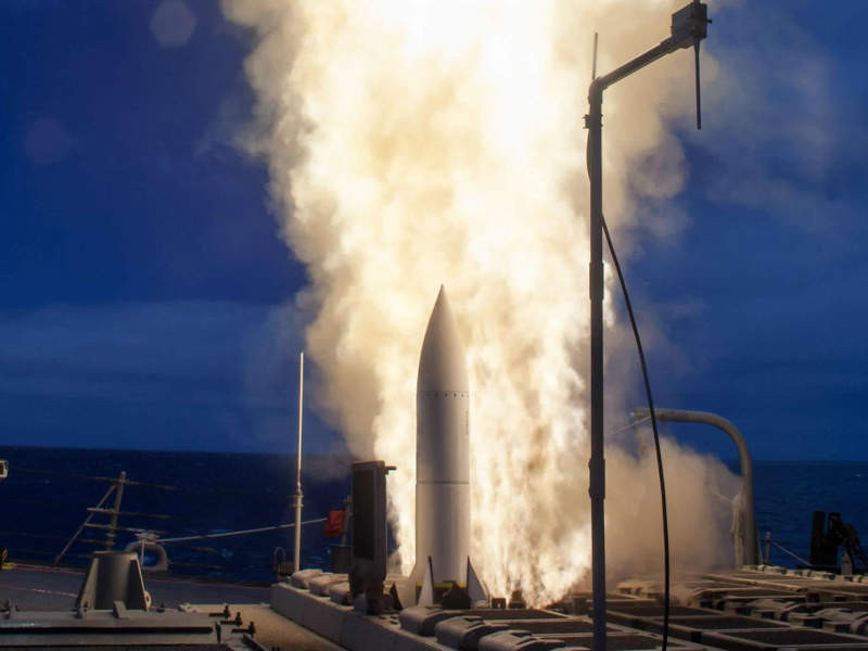 Tên lửa Tomahawk là tên lửa hành trình có tốc độ bay cận âm, tàng hình bằng cách bay bám trên biển; trong khi đó tên lửa Standard-6 là tên lửa có tốc độ siêu thanh. Nhưng cả hai đều là những vũ khí cực mạnh, có khả năng đánh chìm tàu chiến cách xa hàng nghìn km.