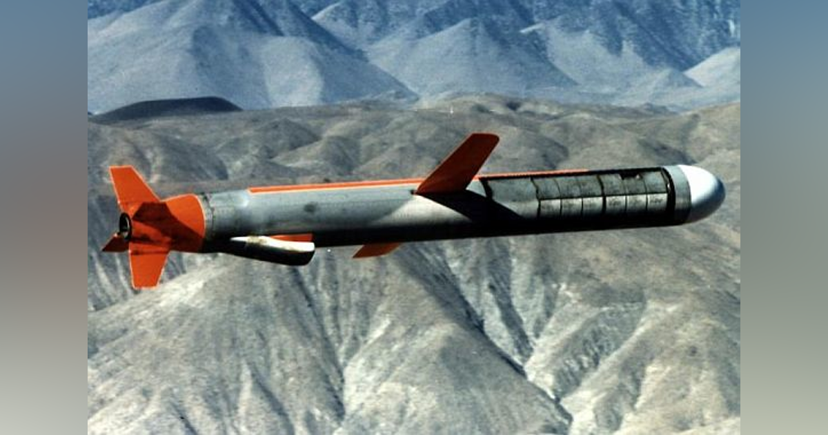 Để cung cấp hỏa lực cho lực lượng tác chiến ven biển, khả năng tấn công mạnh hơn, TQLC Mỹ đang nghiên cứu trang bị loại tên lửa hành trình Tomahawk tiến công đất liền. Tên lửa Tomahawk nặng khoảng 1.360 kg và đầu đạn nặng khoảng 350 kg.