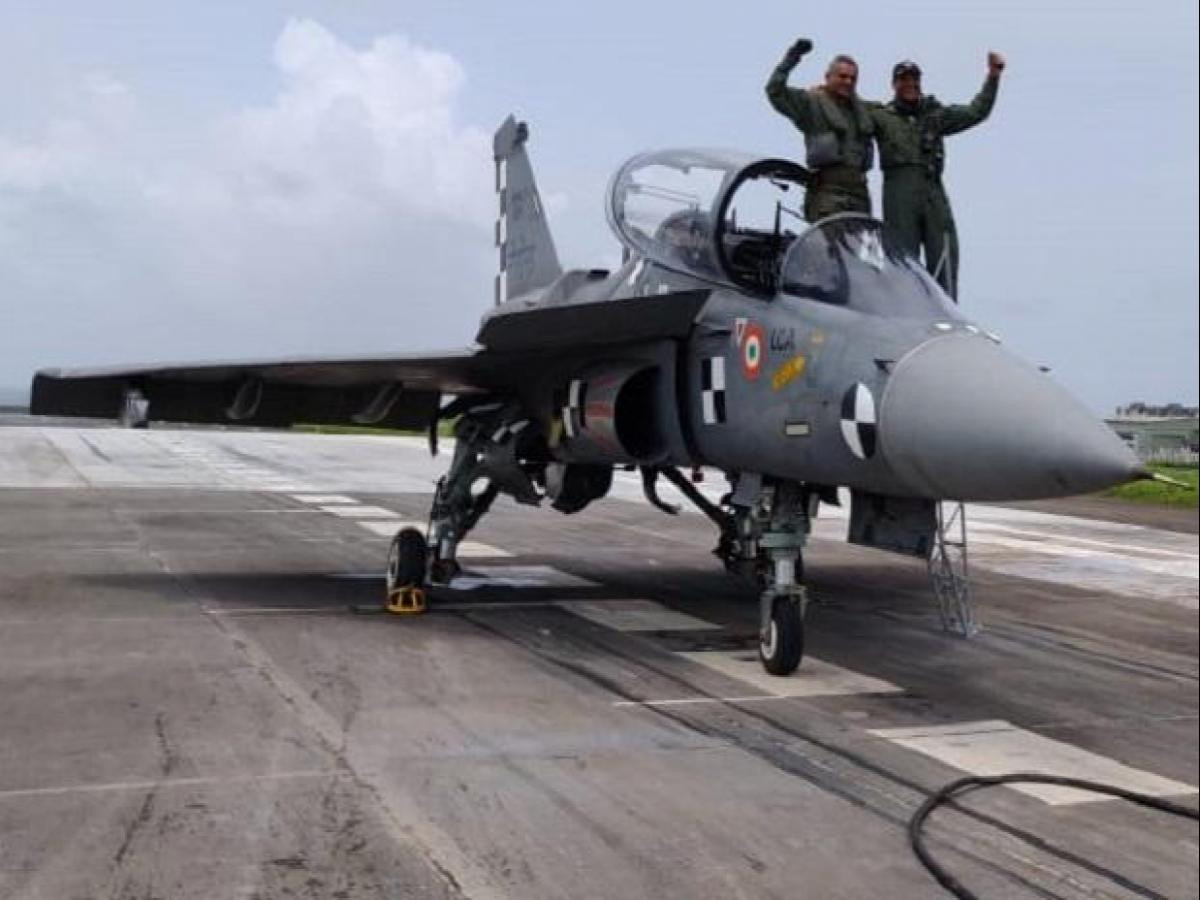 Hiện nay có đơn hàng lớn từ phía quân đội Ấn Độ, với khoảng 120-130 máy bay Tejas Mk2, được phân bổ cho hai quân chủng là không quân và hải quân. Theo thông tin không chính thức, nếu quân đội Ấn Độ vẫn hài lòng với Mk2, đơn đặt hàng 300 máy bay chiến đấu khác sẽ được thực hiện.