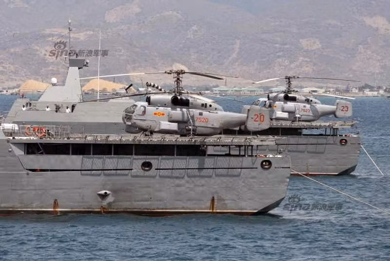 Tàu hộ vệ Gepard của Nga có sàn trực thăng phía sau để chở một máy bay trực thăng hải quân Ka-28 hoặc Ka-31 Helix. Hệ thống điều hòa không khí tạo điều kiện thoải mái cho phi hành đoàn làm việc trong mọi khu vực.