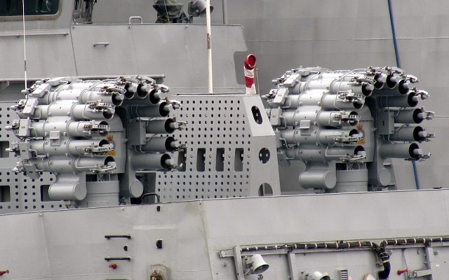 Đối với tác chiến chống tàu ngầm, tàu được trang bị hai ống phóng ngư lôi 533mm kép bắn ngư lôi chống ngầm và một bệ phóng tên lửa chống ngầm RBU-6000 12 nòng. Tàu còn được trang bị bốn ống phóng tên lửa mồi nhử cố định PK-16 16 vòng, được lắp để đánh chặn các tên lửa chống hạm.