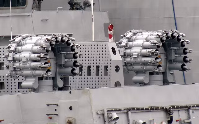 Đối với tác chiến chống tàu ngầm, tàu được trang bị hai ống phóng ngư lôi 533mm kép bắn ngư lôi chống ngầm và một bệ phóng tên lửa chống ngầm RBU-6000 12 nòng. Tàu còn được trang bị bốn ống phóng tên lửa mồi nhử cố định PK-16 16 vòng, được lắp để đánh chặn các tên lửa chống hạm.