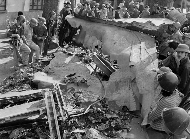 Khi tiếp cận gần mục tiêu, chiếc máy bay cường kích A4E Skyhawk của John McCain đã bị tên lửa bắn hạ. 200 kg mảnh đạn trong tên lửa phát nổ đã biến thân máy bay thủng lỗ chỗ một cái sàng, phi công đã nhanh chóng nhảy dù thoát ly.