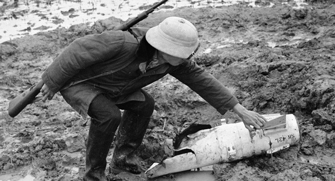 Viên phi công Mỹ đã phải nhảy dù thoát hiểm và sau đó đã bị người dân dưới mặt đất bắt giữ. Một lúc sau, người phiên dịch trong tiểu đoàn tên lửa đã mang đến một cặp tài liệu và chiếc mũ bay của phi công.