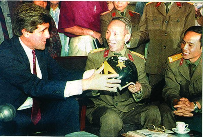 Trung tá Yury Trushechkin ấn tượng với chiếc mũ bay của phi công Mỹ vì nó có thể thay đổi độ chiếu sáng tùy thuộc vào cường độ của ánh sáng môi trường, giúp phi công tăng khả năng quan sát khi tác chiến.