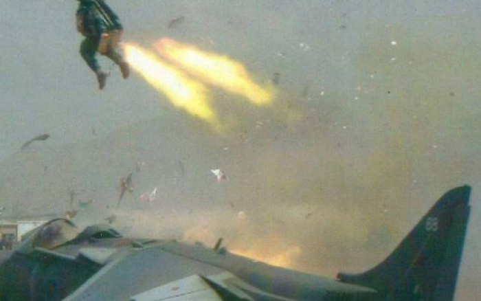 Sau khi phóng ghế thoát hiểm khỏi chiếc máy bay bị hư hại do tên lửa, phi công John McCain nhảy dù và rơi xuống một hồ nước giữa trung tâm Hà Nội, có một cái tên lãng mạn là hồ Trúc Bạch.