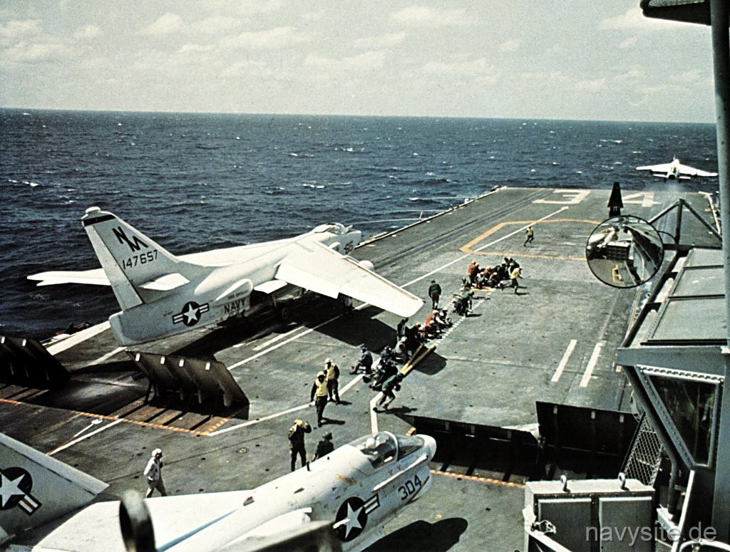 Ngày 26/10/1967, con trai của Tổng tư lệnh Hạm đội Thái Bình Dương Mỹ khi đó là phi công John McCain, đã cất cánh chiếc cường kích A4E từ tàu sân bay USS Oriskany (CVA-34) cùng một tốp khoảng 20 máy bay khác nhằm thẳng thủ đô Hà Nội của Việt Nam để ném bom.