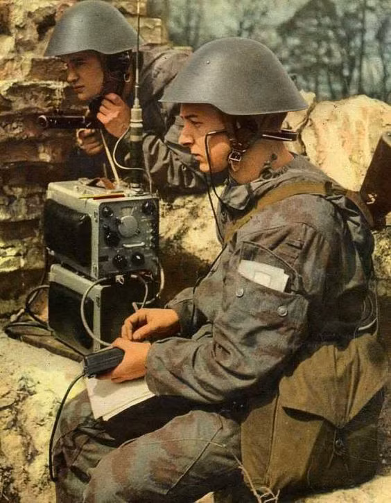 Nhóm 1 và 2 tiến công diệt trung tâm chỉ huy, nhóm 3 và 4 sẽ chiếm các thiết bị của TACAN và khu vực hạ cánh, nhóm 5 là nhóm dự bị. Lima 85 đã phát tín hiệu cầu cứu, nhưng đại sứ Mỹ Sullivan quyết định không di tản trừ phi cuộc tấn công trở nên quá mạnh. Đến 8h sáng hôm sau, Sullivan mới điều trực thăng để di tản khỏi căn cứ.