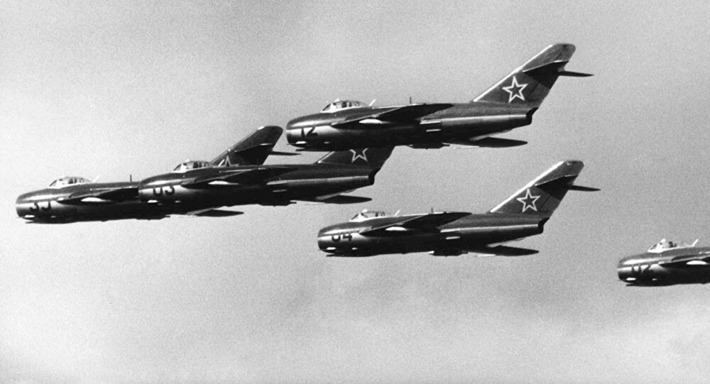 Phía Liên Xô đã tổ chức hai sư đoàn không chiến. Sư đoàn 303 gồm 58 chiếc MiG-15, có nhiệm vụ tấn công vào đội máy bay ném bom-chiến đấu hỗn hợp và máy bay ném bom địch. Sư đoàn 324 gồm 26 chiếc MiG-15 yểm trợ và bọc hậu cho sư đoàn 303 thoát khỏi trận chiến.