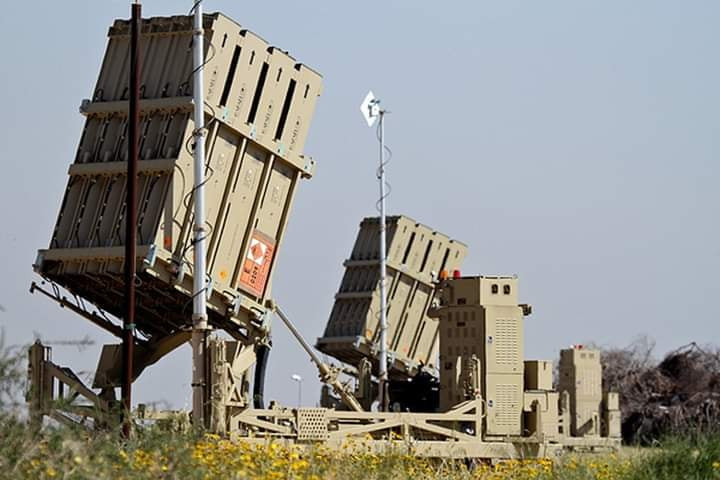 Vòm sắt (Iron Dome) là hệ thống phòng không tầm ngắn, với khả năng đánh chặn tên lửa, pháo và đạn cối (C-RAM) hàng đầu hiện nay. Hệ thống này do công ty Rafael của Israel phát triển và nó đóng vai trò quan trọng trong việc bảo vệ lãnh thổ và người dân Israel trước các cuộc tiến công bằng tên lửa, do các lực lượng nổi dậy Hamas của Palestine thực hiện.