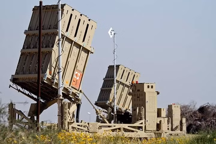Vòm sắt (Iron Dome) là hệ thống phòng không tầm ngắn, với khả năng đánh chặn tên lửa, pháo và đạn cối (C-RAM) hàng đầu hiện nay. Hệ thống này do công ty Rafael của Israel phát triển và nó đóng vai trò quan trọng trong việc bảo vệ lãnh thổ và người dân Israel trước các cuộc tiến công bằng tên lửa, do các lực lượng nổi dậy Hamas của Palestine thực hiện.