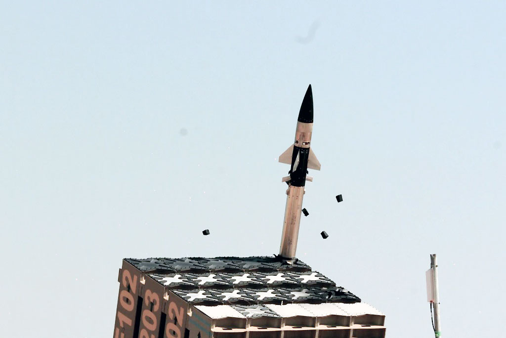 Chi phí ước tính cho mỗi tên lửa đánh chặn Tamir vào khoảng từ 20.000 đến 50.000 USD/quả; trong khi chi phí sản xuất một tên lửa Qassam chỉ vào khoảng 800 USD/quả và giá của mỗi tên lửa Grad được lực lượng Hamas sử dụng cũng chỉ tầm vài trăm USD/quả.