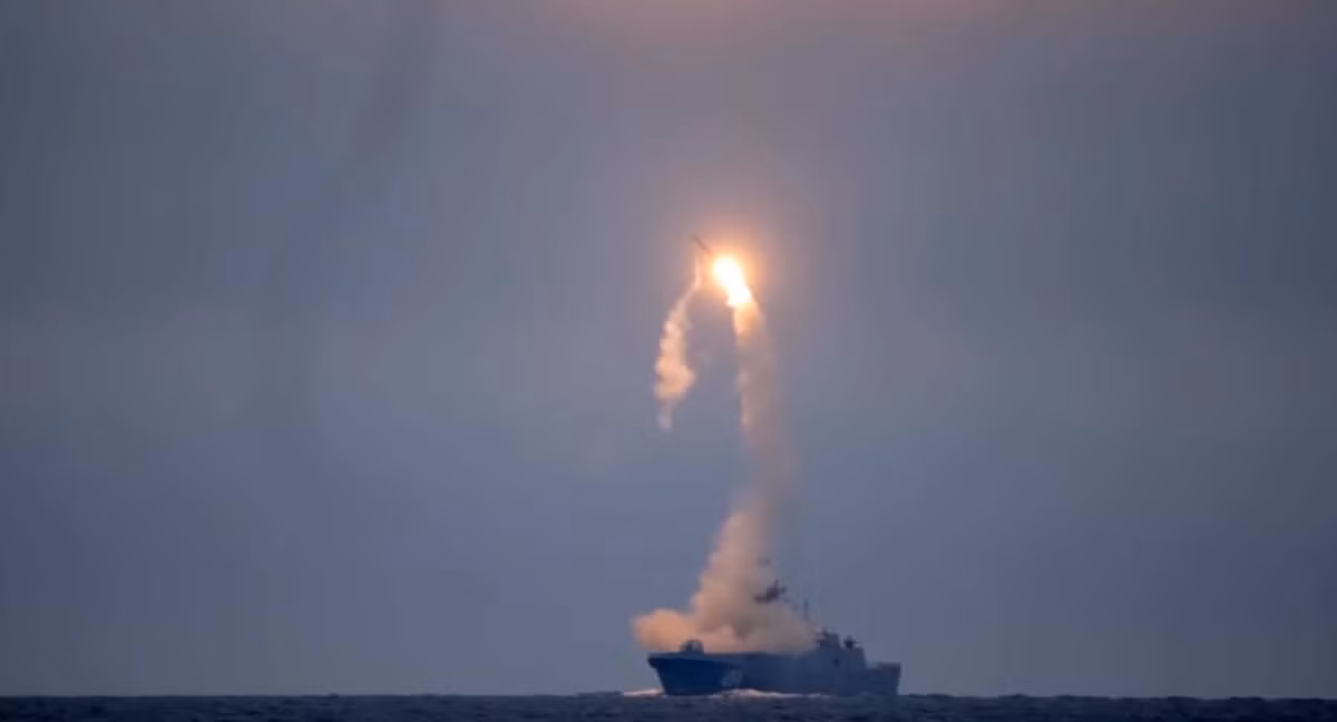 Vào tháng 7 vừa qua, khinh hạm Đô đốc Gorshkov của Nga đã bắn thử thành công tên lửa siêu thanh Zircon, tiêu diệt một mục tiêu mặt nước ở cự ly hơn 350 km và tốc độ bay đạt 7 Mach.