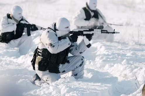 Nhiều vũ khí rất phù hợp cho chiến đấu ở vùng cực từ thời đó vẫn còn, đã giúp Nga chuẩn bị tốt cho cuộc chiến ở Bắc Cực nhanh hơn Mỹ. Dưới đây là năm loại vũ khí, mà Nga có thể sử dụng ngay, để bảo vệ lợi ích của mình ở Bắc Băng Dương, trong trường hợp chiến tranh xảy ra.