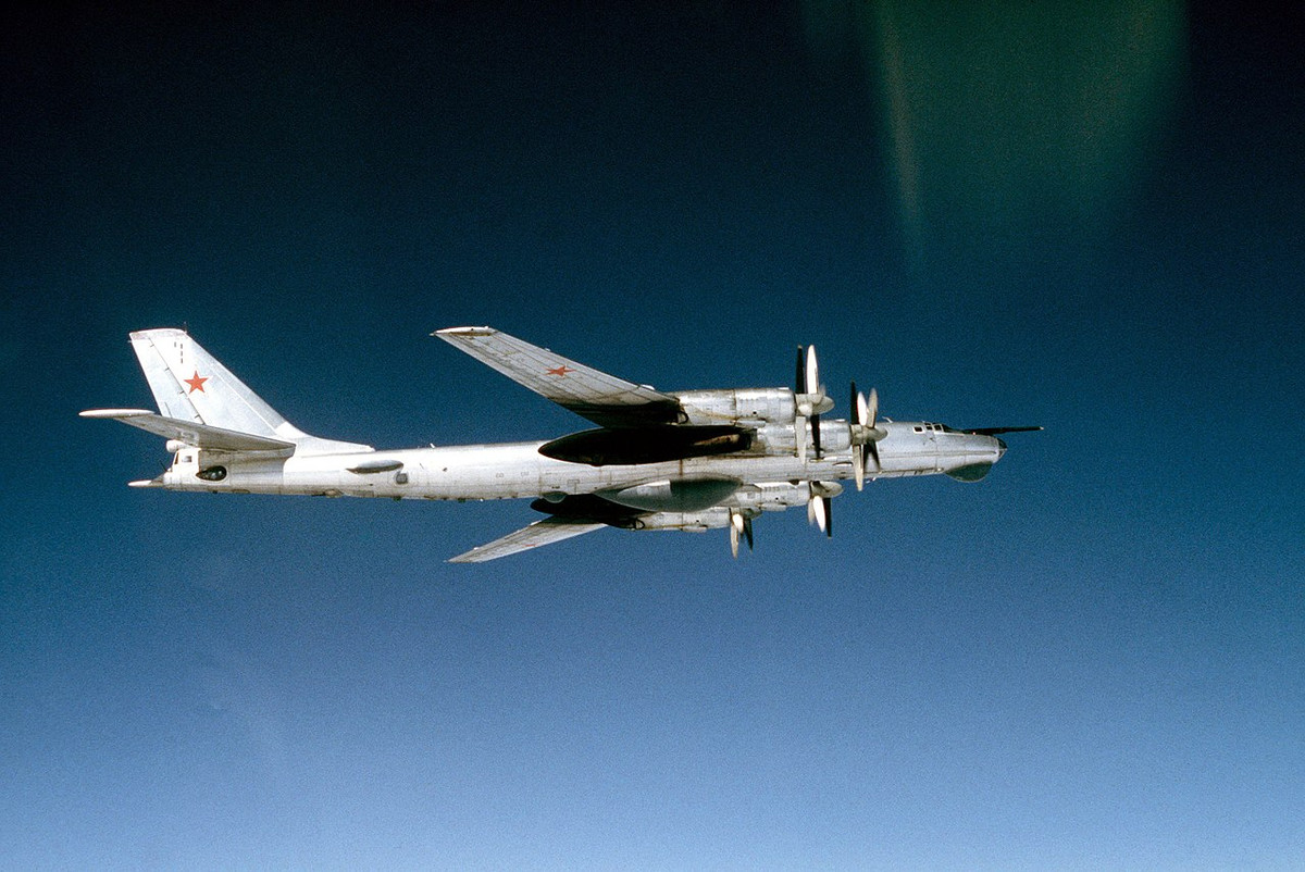 Tuy nhiên, giống như B-52, Tu-95 đã chứng minh được khung máy bay rất linh hoạt, và các biến thể của nó từ lâu đã hoạt động trong phiên bản tuần tra hàng hải. Tu-95 (và biến thể hàng hải của nó là Tu-142), có thể hoạt động tốt trong điều kiện vùng cực, nơi các căn cứ trên bộ ở rất xa và các hoạt động của tàu sân bay thường không thực tế. 