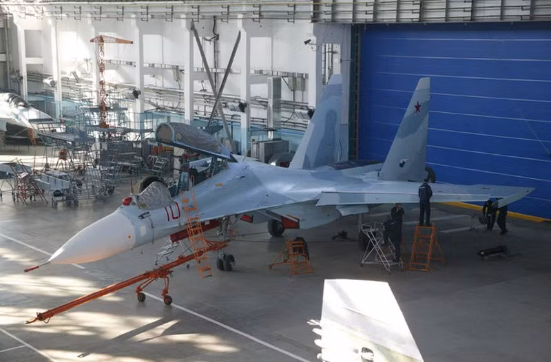 Ngoài Su-30SM, thì Su-30M2 là biến thể Su-30 còn lại hiện đang được biên chế trong Không quân Nga. Một số nguồn tin phương Tây cho rằng quyết định mua Su-30M2 của Nga nhằm duy trì hoạt động của nhà máy máy bay Komsomolsk-on-Amur.