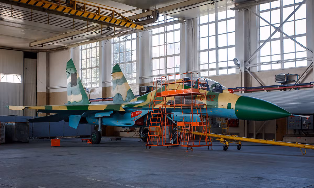 Tuy nhiên, Su-30K cũng đã được nâng cấp mạnh mẽ ở Belarus để đưa chúng lên tiêu chuẩn Su-30SM. Vẫn chưa rõ mức độ toàn diện của những nâng cấp này, Su-30K cũng là biến thể sớm nhất và cơ bản nhất của máy bay chiến đấu Su-30 chuyên cung cấp để xuất khẩu. Nguồn ảnh: Avia.