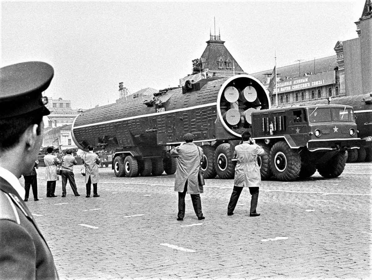 Trong gần bảy thập kỷ tồn tại, tổ hợp công nghiệp-quốc phòng của Liên Xô đã khiến phương Tây phải ngạc nhiên với những hệ thống vũ khí rẻ tiền, nguy hiểm và hiệu quả. Sau khi Liên Xô tan rã, Nga đã kế thừa và tích cực phát triển những siêu vũ khí để khẳng định sức mạnh của mình.