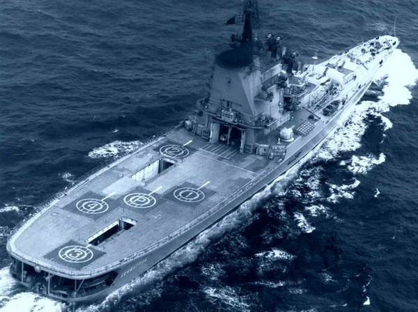 Sau chiến tranh, với những nỗ lực đầy tham vọng dưới thời Stalin, các nhà chức trách Liên Xô đã tiến hành những nỗ lực tuần tự, khiêm tốn hơn trong việc chế tạo tàu sân bay. Các tàu sân bay trực thăng lớp Moskva đi vào hoạt động từ giữa những năm 1960, tiếp theo là các tàu sân bay lớp Kiev trong những năm 1970 và 1980.