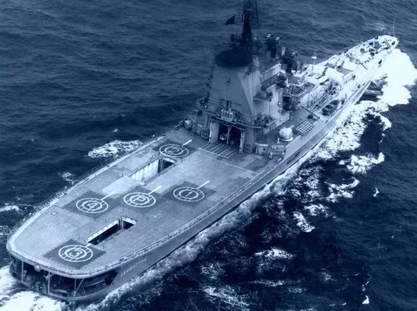 Sau chiến tranh, với những nỗ lực đầy tham vọng dưới thời Stalin, các nhà chức trách Liên Xô đã tiến hành những nỗ lực tuần tự, khiêm tốn hơn trong việc chế tạo tàu sân bay. Các tàu sân bay trực thăng lớp Moskva đi vào hoạt động từ giữa những năm 1960, tiếp theo là các tàu sân bay lớp Kiev trong những năm 1970 và 1980.