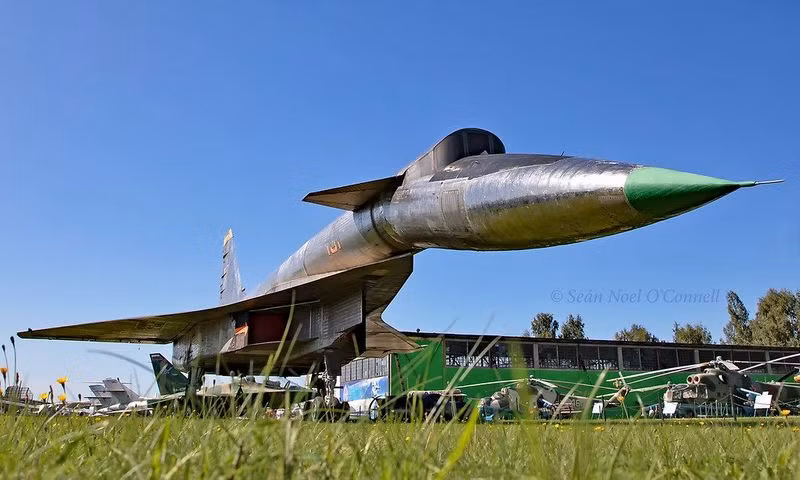 Tuy nhiên, trình độ công nghệ của Liên Xô lúc bấy giờ chưa thể đáp ứng nhiều yêu cầy kỹ thuật của máy bay. Hơn nữa, T-4 cũng gặp phải nhiều vấn đề về đánh chặn và chỉ có 35 chiếc T-4 sau này được chế tạo.