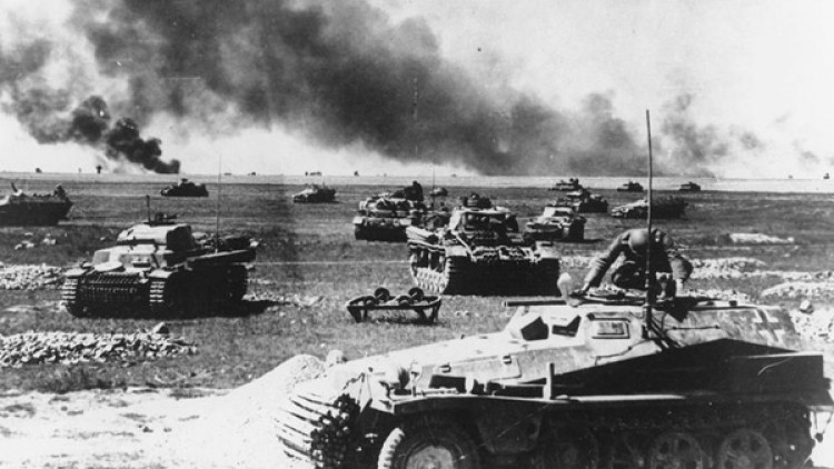 Không giống như các Đồng minh phương Tây, Liên Xô không muốn lãng phí nguồn lực cho một chiến dịch ném bom chiến lược kéo dài và tốn kém; họ cần phải đánh bại lục quân Đức trên chiến trường. Nếu Liên Xô chọn con đường ném bom chiến lược, họ có thể đã không chống lại được bước tiến của quân Đức.