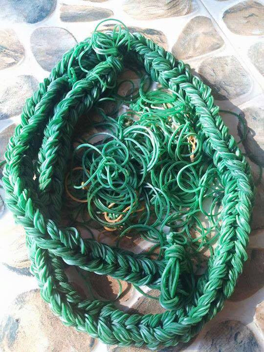 Từng sợi thun nhỏ được kết với nhau thành từng sợi cỡ ngón tay; từng sợi thun cỡ ngón tay lại được bện xoắn với nhau thành từng sợi cỡ bắp tay. Giữa hai sợi thun đã được bện xoắn nhiều lần, có một cái bao da dùng để đựng quả lựu đạn.