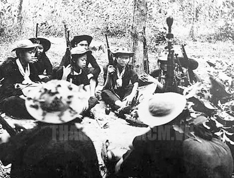 Làm được cái giàn thun đã khó thì đến lúc vào quá trình tập bắn khó khăn cũng không kém gì. Tập bắn thẳng đến tập bắn cầu vồng; tập bắn xa, bắn gần; tập bắn sao cho lựu đạn vừa chạm đất là nổ, thậm chí còn cho nó nổ chụp từ trên không xuống. Thuần thục rồi mà khi vào bắn thật, đã xảy ra một số trường hợp đứt dây thun, gãy giàn, lựu đạn rơi tại chỗ rất nguy hiểm.