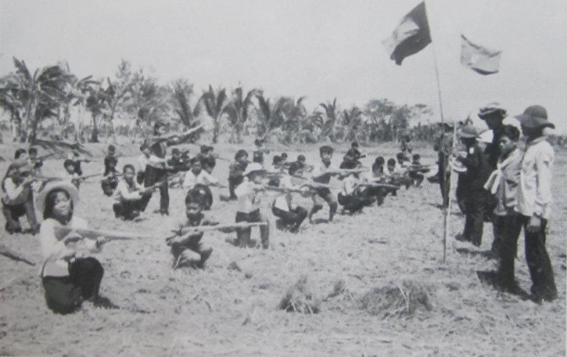 Ông Tư nhớ lại, chú Chín Hải (tức đồng chí Lê Văn Phẩm, nguyên Phó Bí thư Khu ủy Khu 8, nguyên Bí thư Tỉnh ủy tỉnh Mỹ Tho) đi họp về, có nhắc tới việc bắn lựu đạn bằng cái ná thun và đề nghị ông Tư làm thử.